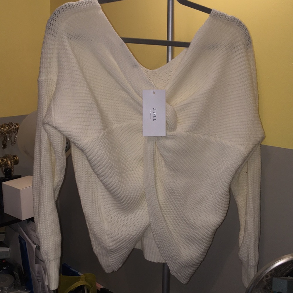 Twist back sweater. Available in maroon and cream